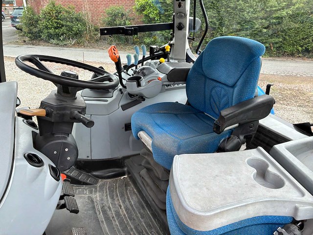 New holland - 2008 - t6080 - vierwielaangedreven landbouwtractor - afbeelding 8 van  21