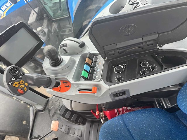 New holland - 2010 - t7040 4wd sa - vierwielaangedreven landbouwtractor - afbeelding 3 van  27