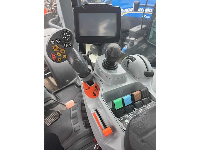 New holland - 2010 - t7040 4wd sa - vierwielaangedreven landbouwtractor - afbeelding 4 van  27