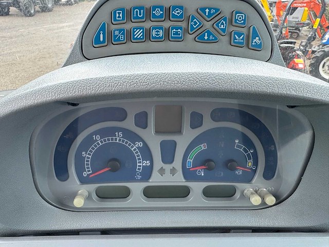 New holland - 2010 - t7040 4wd sa - vierwielaangedreven landbouwtractor - afbeelding 5 van  27