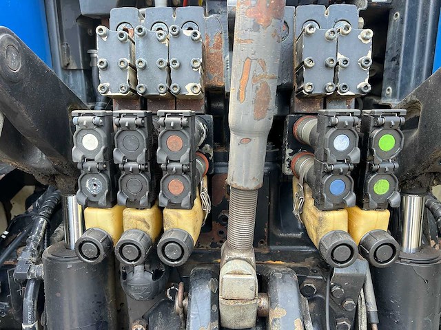 New holland - 2010 - t7040 4wd sa - vierwielaangedreven landbouwtractor - afbeelding 9 van  27