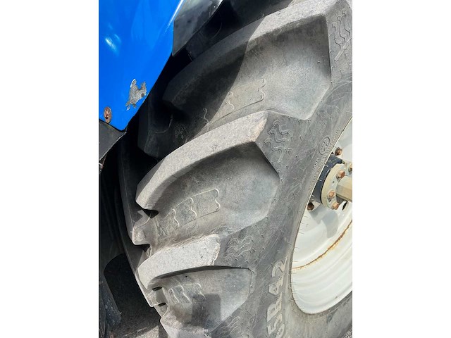 New holland - 2010 - t7040 4wd sa - vierwielaangedreven landbouwtractor - afbeelding 16 van  27
