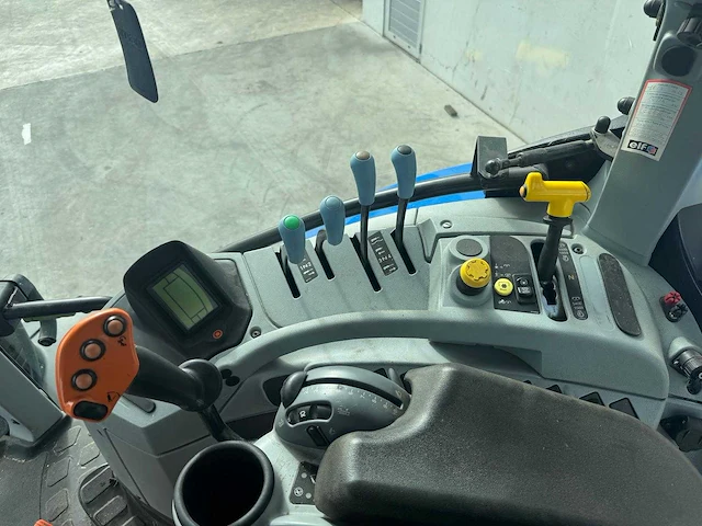 New holland - t7.230 - 4-wheel drive tractor - 2018 - afbeelding 2 van  15