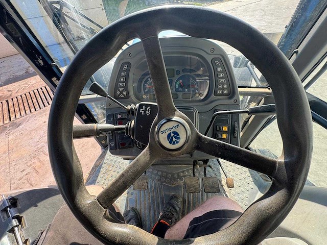 New holland - tvt135 - 4-wheel drive tractor - 2005 - afbeelding 4 van  19