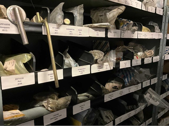 New holland grote partij diverse kleine originele onderdelen - afbeelding 2 van  10