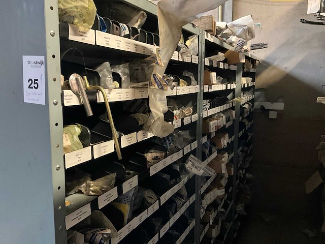 New holland grote partij diverse kleine originele onderdelen - afbeelding 1 van  10