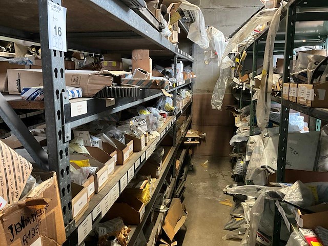 New holland grote partij diverse originele onderdelen - afbeelding 1 van  29