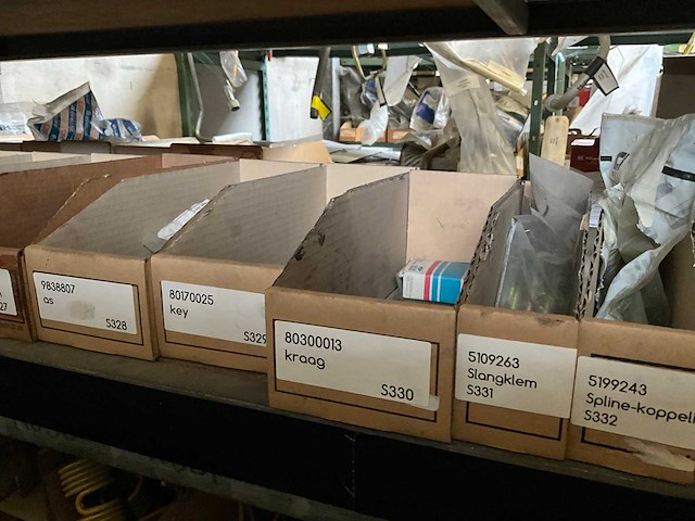 New holland grote partij diverse originele onderdelen - afbeelding 16 van  29