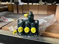 New holland grote partij diverse originele onderdelen - afbeelding 23 van  29