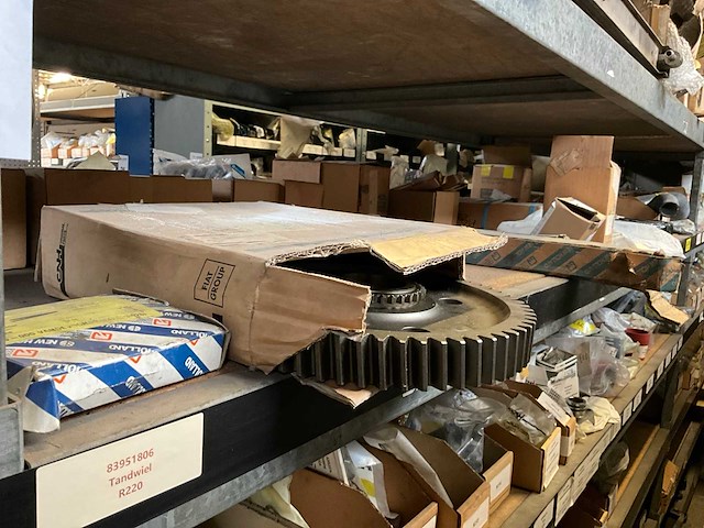 New holland grote partij diverse originele onderdelen - afbeelding 26 van  29