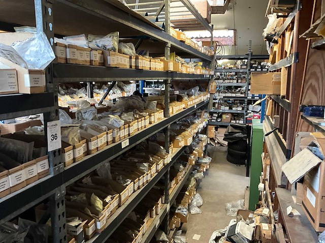 New holland grote partij originele bouten en moeren - afbeelding 1 van  7