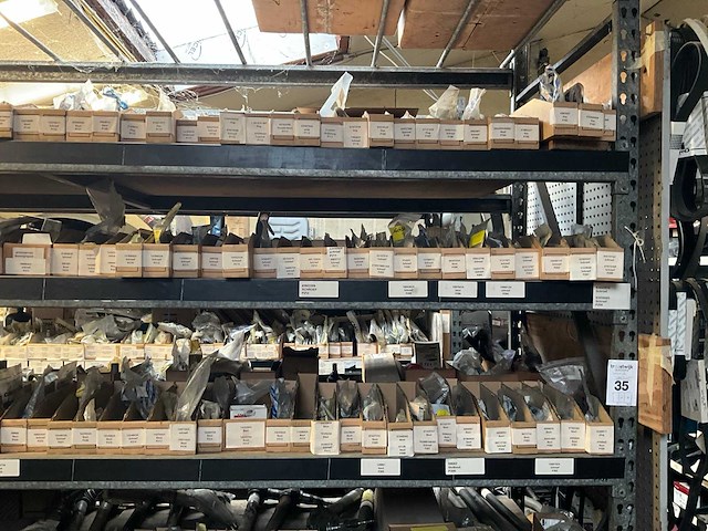 New holland grote partij originele bouten en moeren - afbeelding 2 van  7