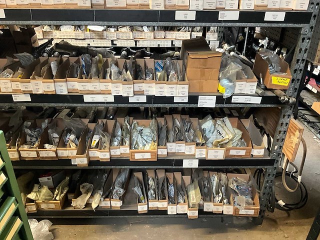 New holland grote partij originele bouten en moeren - afbeelding 3 van  7