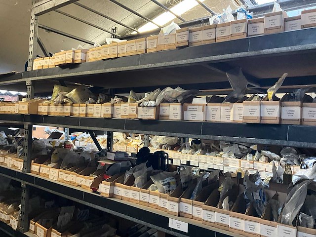 New holland grote partij originele bouten en moeren - afbeelding 6 van  7