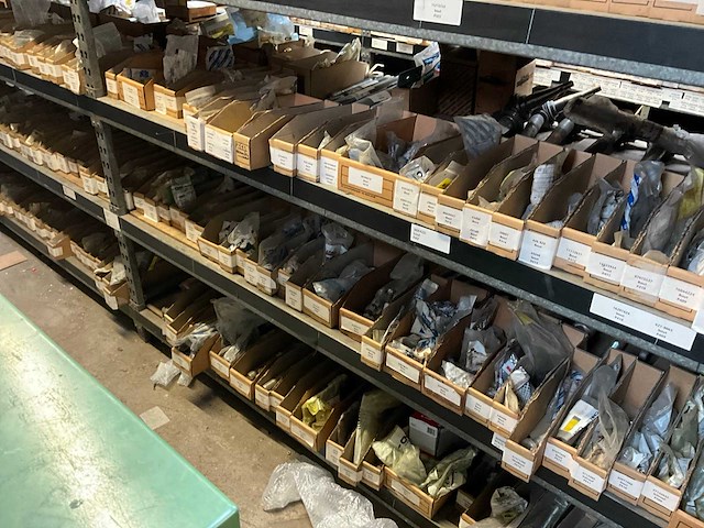 New holland grote partij originele bouten en moeren - afbeelding 4 van  7