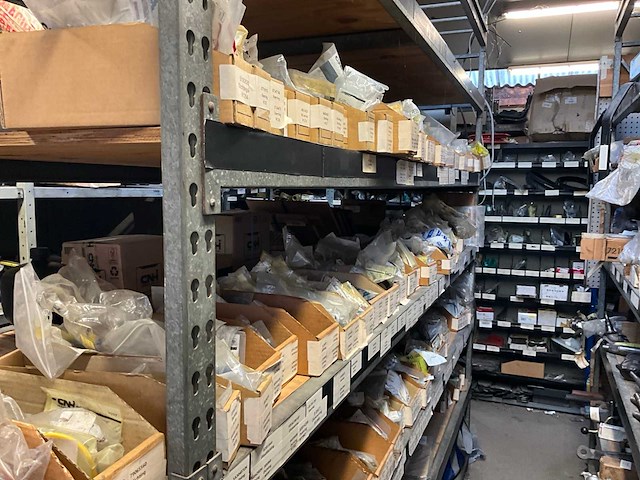 New holland grote partij versnellingsbak onderdelen + accumulatoren - afbeelding 2 van  11