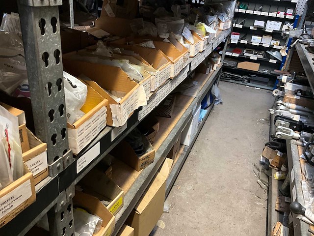 New holland grote partij versnellingsbak onderdelen + accumulatoren - afbeelding 2 van  11