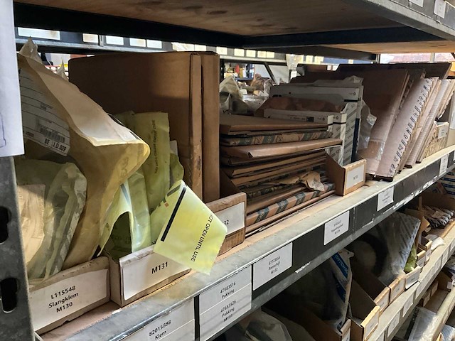 New holland grote partij versnellingsbak onderdelen + accumulatoren - afbeelding 11 van  11