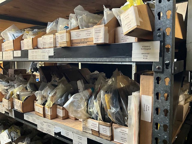 New holland grote partij versnellingsbak onderdelen + accumulatoren - afbeelding 7 van  11