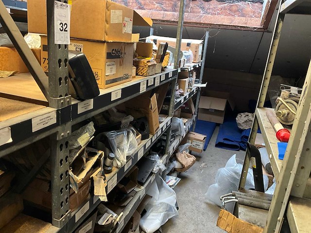 New holland grote partij wielnaven en flenzen+ gps schermen - afbeelding 1 van  11