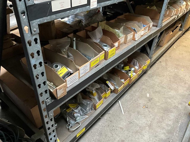 New holland grote partij wielnaven en flenzen+ gps schermen - afbeelding 5 van  11