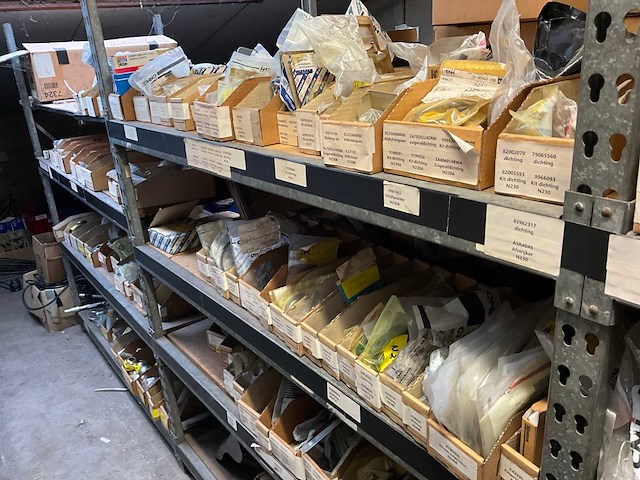 New holland grote partij wielnaven en flenzen+ gps schermen - afbeelding 9 van  11