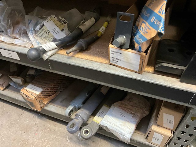 New holland grote partij wielnaven + hefarmonderdelen - afbeelding 8 van  10