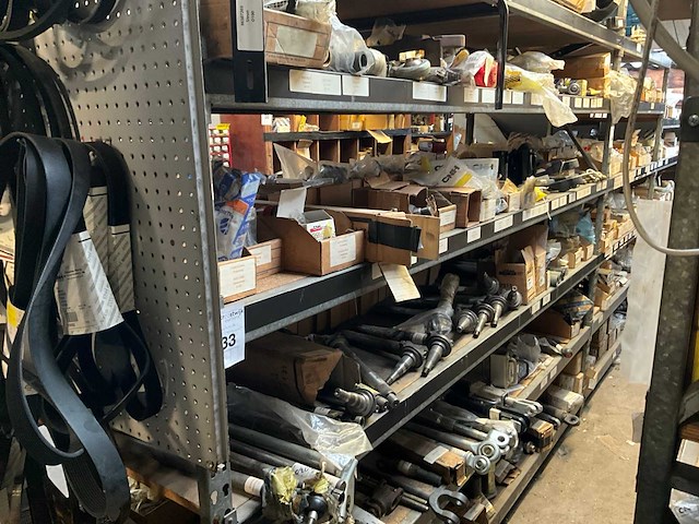 New holland grote partij wielnaven + hefarmonderdelen - afbeelding 1 van  10