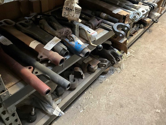 New holland grote partij wielnaven + hefarmonderdelen - afbeelding 2 van  10