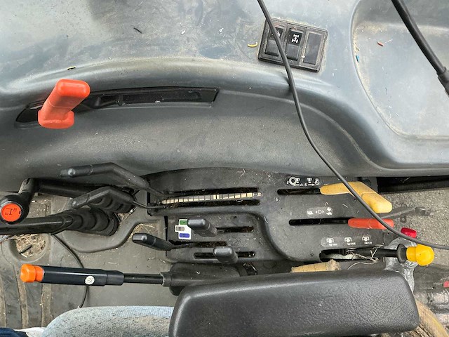 New holland tl90a vierwielaangedreven landbouwtractor - afbeelding 29 van  41