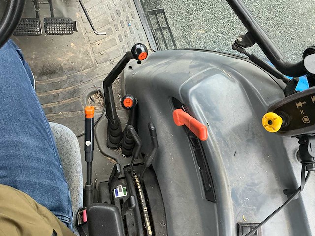 New holland tl90a vierwielaangedreven landbouwtractor - afbeelding 32 van  39