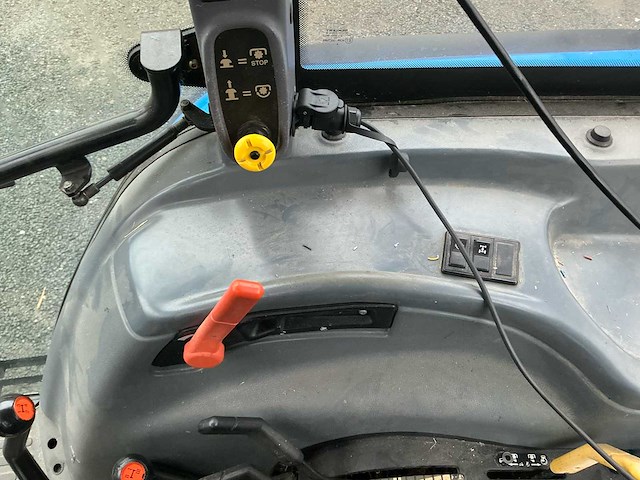 New holland tl90a vierwielaangedreven landbouwtractor - afbeelding 34 van  39