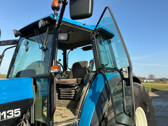 New holland tm135 geveerde vooras vierwielaangedreven landbouwtractor - afbeelding 13 van  34