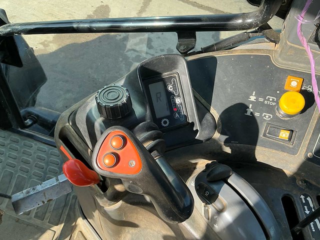 New holland tm135 geveerde vooras vierwielaangedreven landbouwtractor - afbeelding 19 van  34