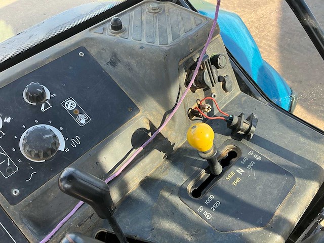 New holland tm135 geveerde vooras vierwielaangedreven landbouwtractor - afbeelding 20 van  34