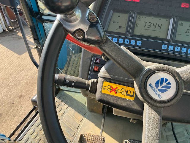 New holland tm135 geveerde vooras vierwielaangedreven landbouwtractor - afbeelding 21 van  34