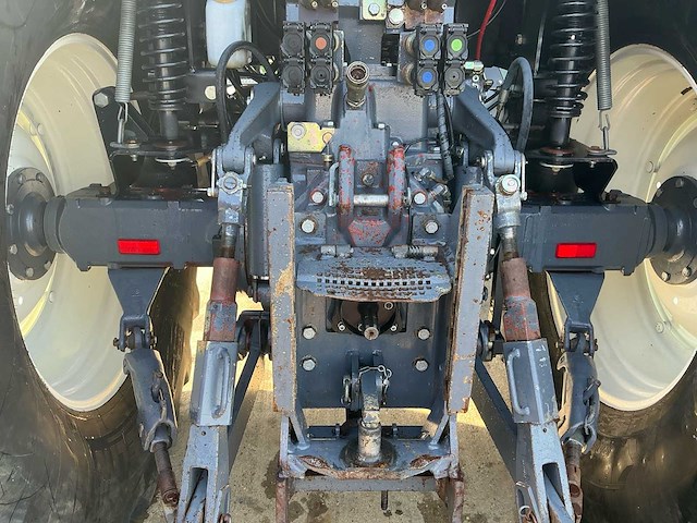 New holland tm135 geveerde vooras vierwielaangedreven landbouwtractor - afbeelding 28 van  34