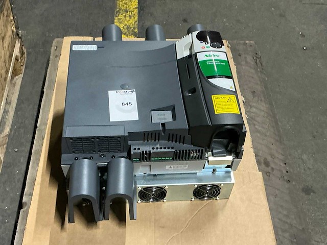 Nidec control techniques mp350a4r frequentieregelaar - afbeelding 1 van  6