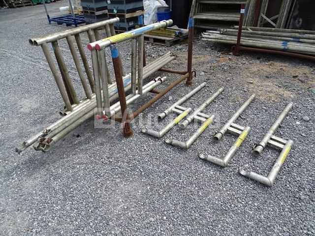 Niet bij elkaar passende aluminium steigers met rek (zie detail) - afbeelding 1 van  7