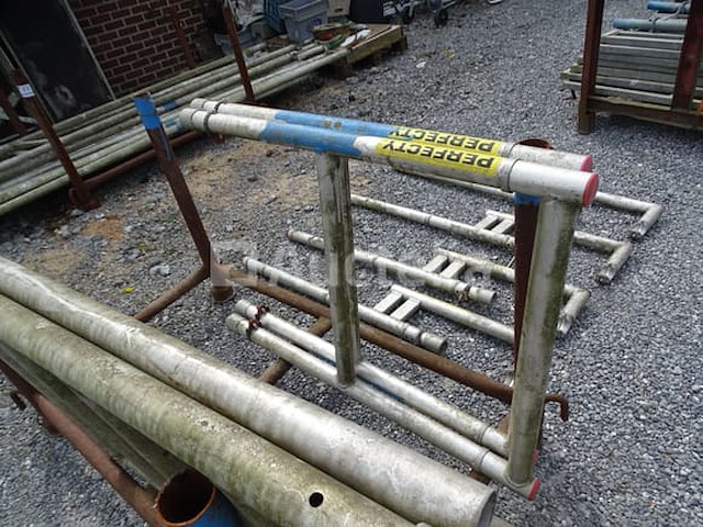 Niet bij elkaar passende aluminium steigers met rek (zie detail) - afbeelding 2 van  7