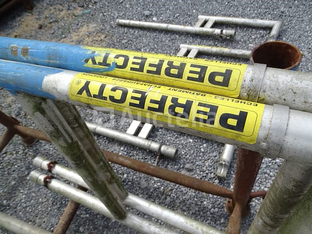 Niet bij elkaar passende aluminium steigers met rek (zie detail) - afbeelding 3 van  7