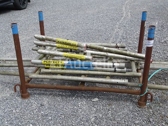 Niet bij elkaar passende aluminium steigers met rek (zie detail) - afbeelding 4 van  7