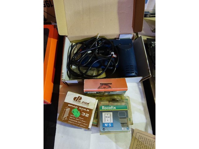 Nietjesmachine en nietjes - afbeelding 1 van  1