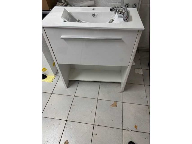 Nieuwe badkamer meubel met bruynzeel kraan en elengance wastafel - afbeelding 6 van  9