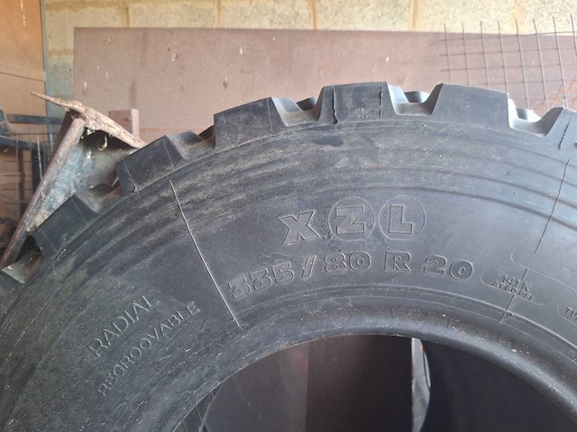 Nieuwe band michelin 335/80-20 - afbeelding 2 van  3