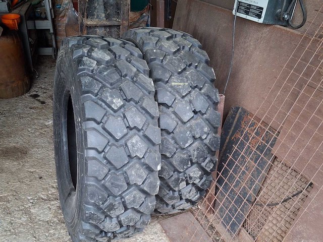 Nieuwe band michelin 335/80-20 - afbeelding 1 van  3