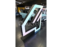 'nieuwe renault 4' verlicht bord - afbeelding 1 van  4