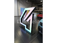 'nieuwe renault 4' verlicht bord - afbeelding 2 van  4