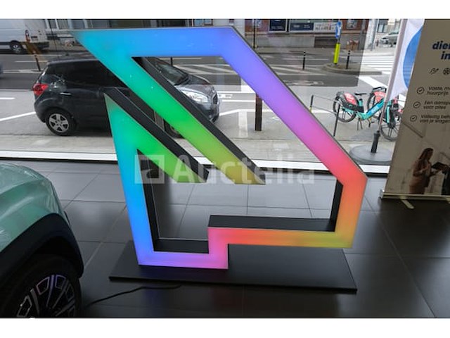 'nieuwe renault 4' verlicht bord - afbeelding 3 van  4