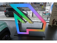 'nieuwe renault 4' verlicht bord - afbeelding 3 van  4